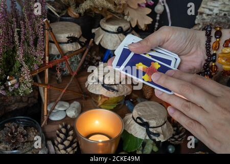 Elva/Estonia - 31 agosto 2020 - la mano della donna sta tenendo mazzo di carte tarocchi o oracle che fanno la fortuna Foto Stock