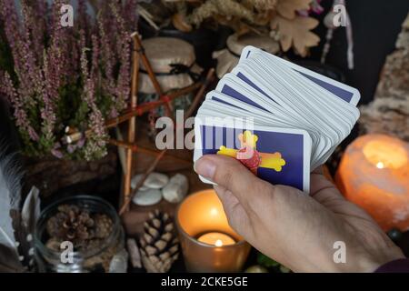 Elva/Estonia - 31 agosto 2020 - la mano della donna sta tenendo mazzo di carte tarocchi o oracle che fanno la fortuna Foto Stock