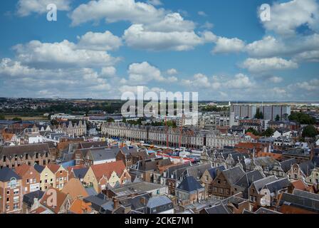 Vista ad alto angolo degli edifici nella città di Arras, Francia Foto Stock