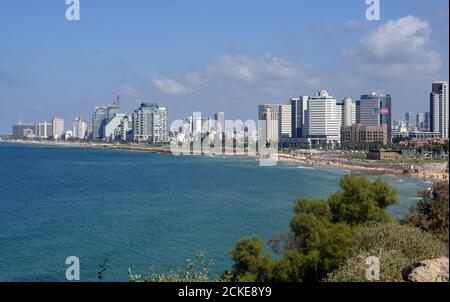 Skyline di Tel Aviv con le spiagge della città lungo tutto. La foto scattata da Jaffa. Foto Stock