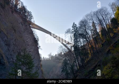 Ponte di Tamina, un ponte ad arco su Tamina Abyss vicino a Bad Ragaz nel cantone di San Gallo in Svizzera. Foto scattata ad angolo basso . Foto Stock