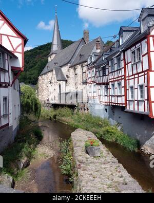 fiume e case a graticcio nel bellissimo villaggio di Monreal in tedesco eifel Foto Stock