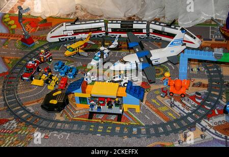 Costruzione lego città ferroviaria Foto stock - Alamy