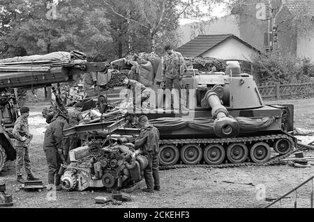 - Esercitazioni NATO in Germania, Settembre 1984, militanti inglesi eseguono la manutenzione al motore di un cannon semovente M 109 - Esercizi NATO in Germania, settembre 1984, i soldati britannici effettuano la manutenzione sul motore di una pistola semovente M 109 Foto Stock