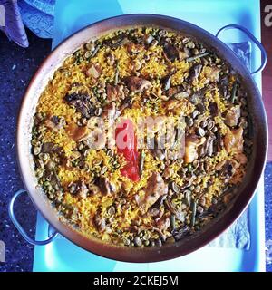 Paella fatta in casa con carne e verdure in teglia di ferro Foto Stock