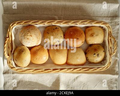 Panini in un cestino sotto la luce naturale. Foto Stock