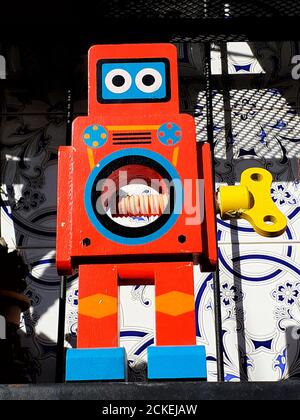 Robot giocattolo divertente con vite Foto Stock