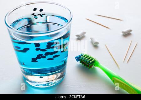 spazzolini da denti e prodotti per l'igiene orale da vicino Foto Stock