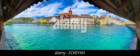 Vista panoramica sul fiume Reuss e sul Ponte della Cappella nella città di Lucerna in Svizzera. Foto Stock