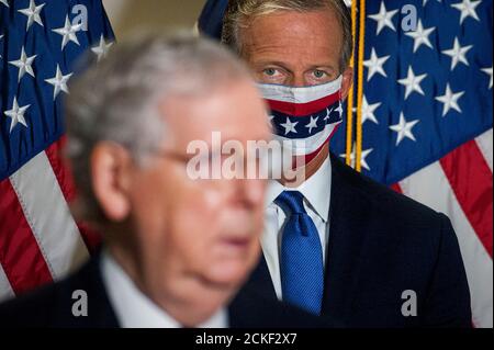 Il senatore degli Stati Uniti John Thune (repubblicano del South Dakota), guarda come il leader della maggioranza del Senato degli Stati Uniti Mitch McConnell (repubblicano del Kentucky), è Unito dalla direzione della GOP del Senato in quanto offre osservazioni e domande da parte dei giornalisti in seguito al pranzo della GOP nel palazzo degli uffici del Senato di Hart su Capitol Hill a Washington, DC., martedì 15 settembre 2020. Credito: Rod Lammey/CNP /MediaPunch Foto Stock