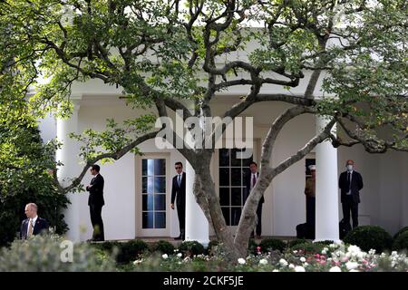 Gli agenti del Servizio Segreto degli Stati Uniti e i membri del personale della Casa Bianca aspettano fuori dall'Ufficio ovale mentre il presidente degli Stati Uniti Donald J. Trump parla con i giornalisti sul prato meridionale della Casa Bianca a Washington prima della sua partenza per Filadelfia il 15 settembre 2020. Credito: Yuri Grippas/Pool via CNP /MediaPunch Foto Stock