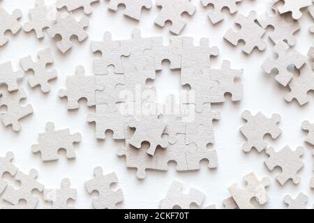 puzzle disassemblato e il dettaglio necessario giacendo accanto Foto Stock