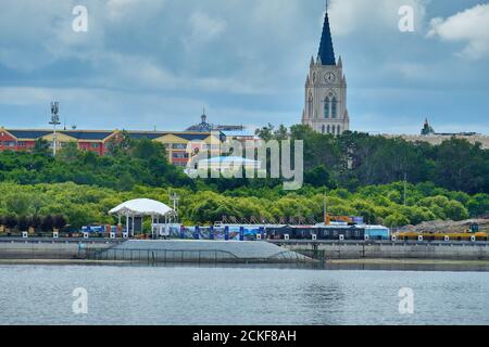 Blagoveshchensk, Russia - 26 giugno 2020: Vista della città cinese di Heihe dal terrapieno della città di Blagoveshchensk. Foto Stock