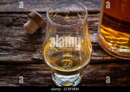 bicchiere di whisky glencairn con whisky di malto singolo da vicino Foto Stock