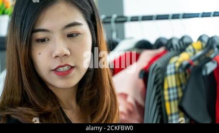 Ritratto di giovani designer che lavorano nella fabbrica di abbigliamento Foto Stock