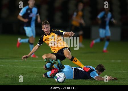Newport, Regno Unito. 15 settembre 2020. Scott Twine della contea di Newport è imbrogliato da Adam May di Cambridge Utd (r). Carabao Cup EFL Cup 2nd round match, Newport County contro Cambridge Utd al Rodney Parade di Newport, Galles martedì 15 settembre 2020. Questa immagine può essere utilizzata solo per scopi editoriali. Solo per uso editoriale, è richiesta una licenza per uso commerciale. Nessun utilizzo nelle scommesse, nei giochi o nelle pubblicazioni di un singolo club/campionato/giocatore. pic di Andrew Orchard/Andrew Orchard sports photography/Alamy Live news Credit: Andrew Orchard sports photography/Alamy Live News Foto Stock