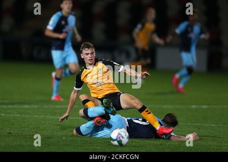 Newport, Regno Unito. 15 settembre 2020. Scott Twine della contea di Newport è imbrogliato da Adam May di Cambridge Utd (r). Carabao Cup EFL Cup 2nd round match, Newport County contro Cambridge Utd al Rodney Parade di Newport, Galles martedì 15 settembre 2020. Questa immagine può essere utilizzata solo per scopi editoriali. Solo per uso editoriale, è richiesta una licenza per uso commerciale. Nessun utilizzo nelle scommesse, nei giochi o nelle pubblicazioni di un singolo club/campionato/giocatore. pic di Andrew Orchard/Andrew Orchard sports photography/Alamy Live news Credit: Andrew Orchard sports photography/Alamy Live News Foto Stock