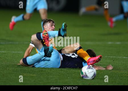 Newport, Regno Unito. 15 settembre 2020. Scott Twine della contea di Newport è imbrogliato da Adam May di Cambridge Utd (r). Carabao Cup EFL Cup 2nd round match, Newport County contro Cambridge Utd al Rodney Parade di Newport, Galles martedì 15 settembre 2020. Questa immagine può essere utilizzata solo per scopi editoriali. Solo per uso editoriale, è richiesta una licenza per uso commerciale. Nessun utilizzo nelle scommesse, nei giochi o nelle pubblicazioni di un singolo club/campionato/giocatore. pic di Andrew Orchard/Andrew Orchard sports photography/Alamy Live news Credit: Andrew Orchard sports photography/Alamy Live News Foto Stock