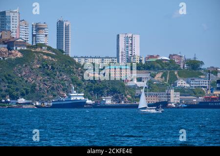 Vladivostok, Russia - 12 giugno 2020: Vista di giorno dei ponti nella baia del Corno d'Oro in estate quando il sole è chiaro. La vista dall'isola russa Foto Stock