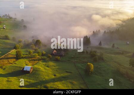 Paesaggio delle prime cadute nei bei villaggi rumeni Foto Stock