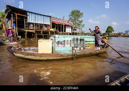 CAN Tho / Vietnam - 28 gennaio 2020: Uomo vietnamita che vende bevande in barca di legno sul fiume Mekong al mercato galleggiante Foto Stock