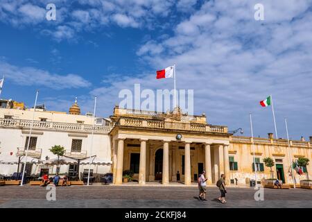 Valletta, Malta - 09 ottobre 2019: Edificio della Guardia principale da Piazza San Giorgio, punto di riferimento della città, ex casa di guardia dal 1603, costruito dall'Ordine di San Foto Stock