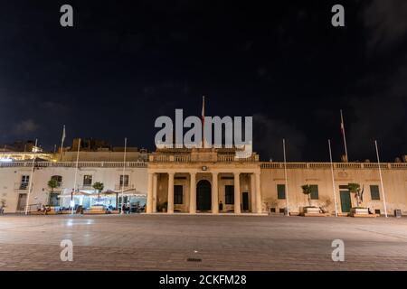 Valletta, Malta - 14 ottobre 2019: La Guardia principale e Piazza San Giorgio di notte, punto di riferimento della città Foto Stock