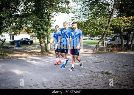 Philip Heise (KSC), Philipp Hofmann (KSC), Marco Djuricin (KSC) sulla strada della formazione. GES/Calcio/2. Bundesliga: Karlsruher SC - allenamento, 16.09.2020 Calcio: 2. Bundesliga: Sessione di formazione KSC, Karlsruhe, 16 settembre 2020 | utilizzo in tutto il mondo Foto Stock