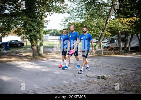 Philip Heise (KSC), Philipp Hofmann (KSC), Marco Djuricin (KSC) sulla strada della formazione. GES/Calcio/2. Bundesliga: Karlsruher SC - allenamento, 16.09.2020 Calcio: 2. Bundesliga: Sessione di formazione KSC, Karlsruhe, 16 settembre 2020 | utilizzo in tutto il mondo Foto Stock