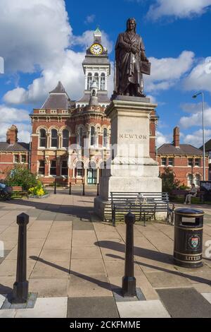 Grantham, Inghilterra, Regno Unito - 20 ottobre 2005: Statua di Sir Isaac Newton e edificio del Municipio, monumenti storici della città Foto Stock