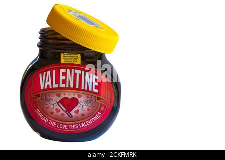 Edizione speciale giara di Valentine Marmite, diffondere l amore di San Valentino isolati su sfondo bianco, estratto di lievito diffusione arricchiti di vitamine del gruppo B Foto Stock