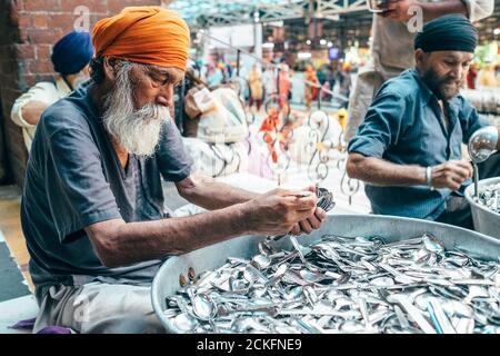 Amritsar, India – 15 agosto 2016: Volontari Sikh nel Tempio d'Oro mensa libera. Questo è il più grande ristorante libero del mondo nel Tempio d'Oro, Amrit Foto Stock