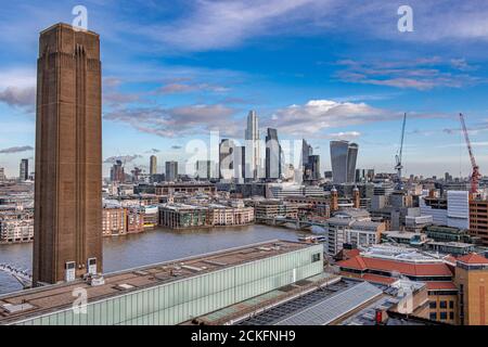 I grattacieli della Città di Londra visti dalla piattaforma di osservazione Tate Modern, Londra, Regno Unito Foto Stock