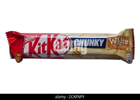 Nestlé KitKat chunky white chocolate bar isolato su sfondo bianco - croccante dita ricoperto di cioccolato bianco - kit kat Foto Stock