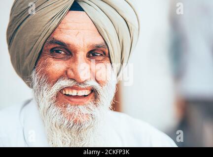 Amritsar, India – 15 agosto 2016: Sorridente ritratto di Sikh nel Sikhism Santa città di Amritsar. Foto Stock