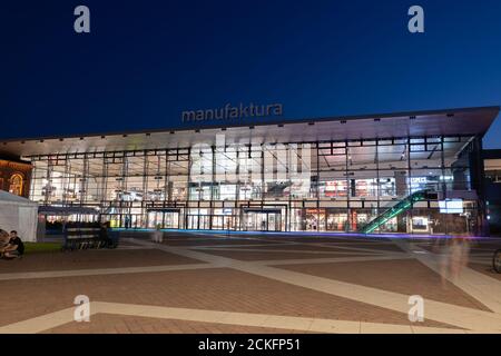 Lodz, Polonia - 6 agosto 2020: Centro commerciale Manufaktura, complesso ricreativo e centro artistico di notte, punto di riferimento della città Foto Stock