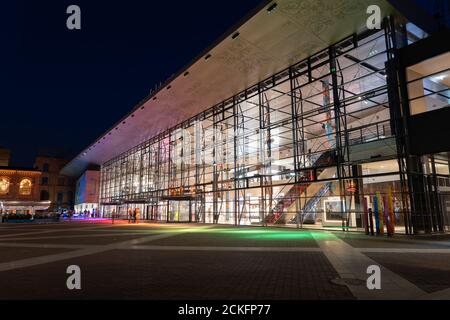 Lodz, Polonia - 6 agosto 2020: Centro commerciale Manufaktura, complesso ricreativo e centro artistico di notte, punto di riferimento della città Foto Stock