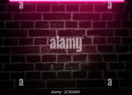 Muro di mattoni con luce al neon rosa per la pubblicità di idee Foto Stock