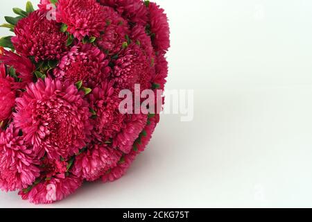 Bouquet di fiori. Gli astori sono rosa. Foto Stock