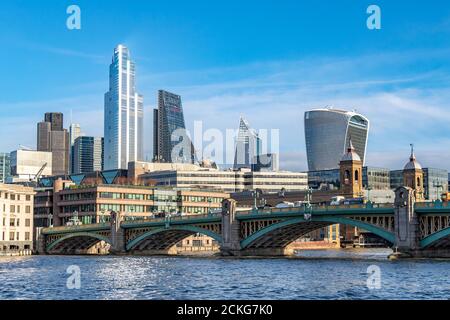 Traffico che attraversa Southwark Bridge con 22 Bishopsgate che domina la City of London Skyline, Londra, Regno Unito Foto Stock