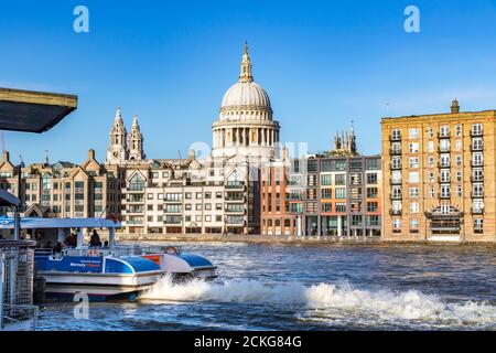 Una barca sul Tamigi Clipper River attracchi alla fermata Bankside River Boat con la Cattedrale di St. Paul e la sua iconica cupola sullo sfondo, Londra, Regno Unito Foto Stock