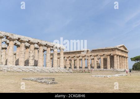 Paestum, Italia - 7 settembre 2020: Visitatori di fronte ai due templi greci di Hera nel sito archeologico di Paestum, Campania, Italia. Foto Stock