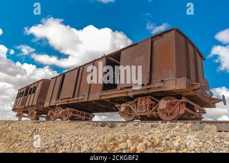 Ferrovia arrugginita e deserta su una pista disusata nel deserto di Negev, Israele Foto Stock