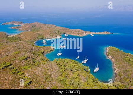 Vista aerea di yacht ancorati a Koyun Capo Gokova Bay Special Environment Area protetta Marmaris Turchia. Foto Stock