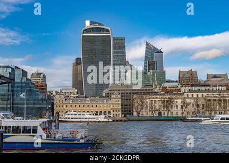 20 Fenchurch Street conosciuto anche come Walkie Talkie con Il Cheesegrater dietro e lo Scalpel a destra dentro La città di Londra Foto Stock