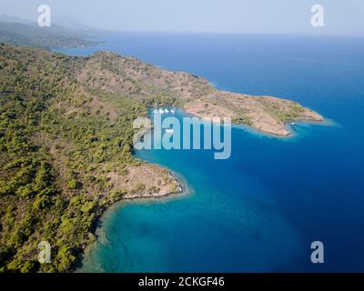 Vista aerea delle barche ancorate nella baia di Kuzgın Burnu Gokova Ambiente speciale Area protetta Turchia Foto Stock