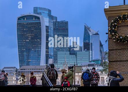 Persone all'ingresso di Hays Galleria con la Città di Londra con la Walkie Talkie e altri grattacieli sullo sfondo, City of London, UK Foto Stock