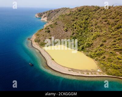 Vista aerea della laguna d'acqua dolce coperta di alghe a Gokova Bay ambiente speciale Area protetta Marmaris Turchia Foto Stock