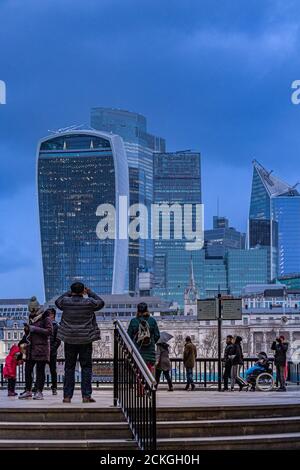 Persone all'ingresso di Hays Galleria con la Città di Londra con la Walkie Talkie e altri grattacieli sullo sfondo, City of London, UK Foto Stock