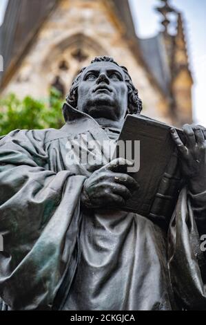 Il monumento Erfurt Lutero si trova sul lato nord degli Angers a Erfurt. La statua in bronzo mostra il riformatore con la Bibbia aperta in mano. Foto Stock